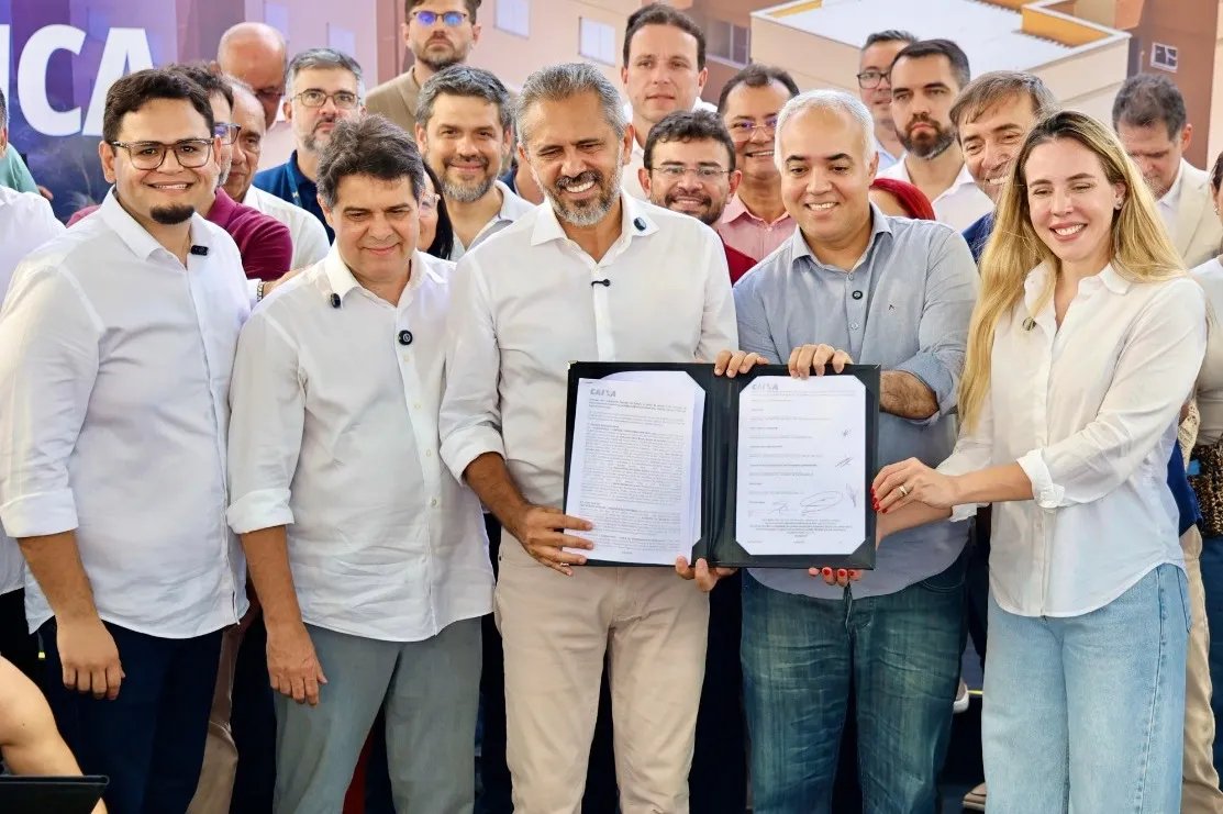 Prefeito Evandro Leitão, governador Elmano de Freitas e ministro das Cidades, Vladimir Lima assinam contrato do residencial Vila Manguezal e autorizam início das obras do Vila Nova I